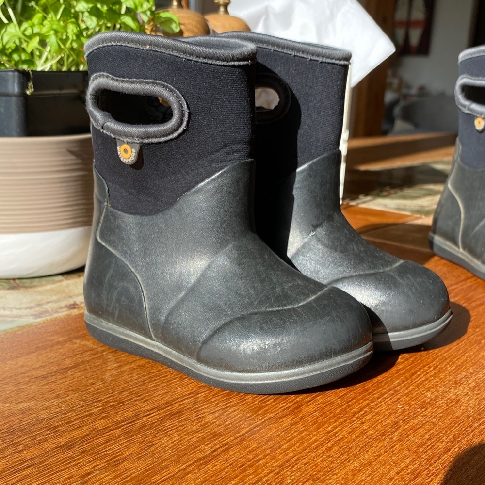 Bogs Black Neoprene Boots with Handles child size 6